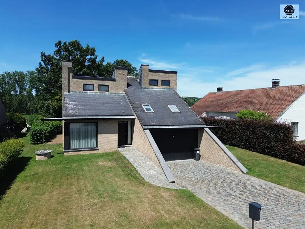 Hoofdfoto van de publicatie: RUSTIG GELEGEN CHARMANTE VIERGEVELWONING MET 4 SLAAPKAMERS
