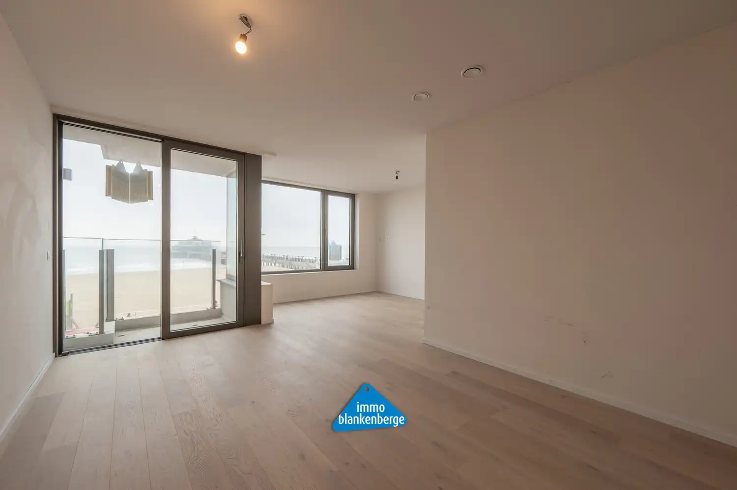 Appartement te koop op topligging aan de Zeedijk met prachtig zicht op de Pier van Blankenberge foto 5