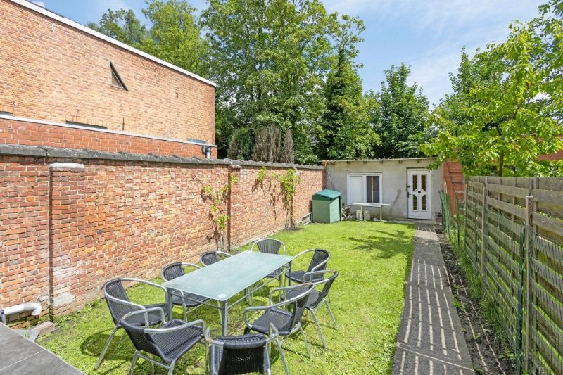 Instapklare rijwoning Mechelen met 4 slaapkamers, tuin met achteruitgang en oprit! foto 8