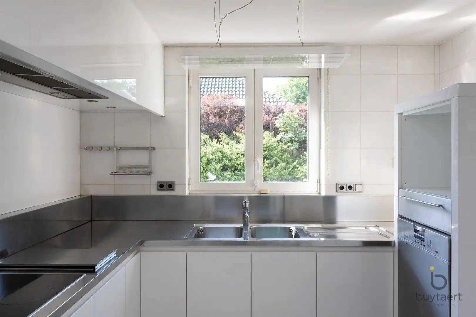Te renoveren zonovergoten gelijkvloers 70’s woning met prachtige tuin en tal van mogelijkheden! foto 13