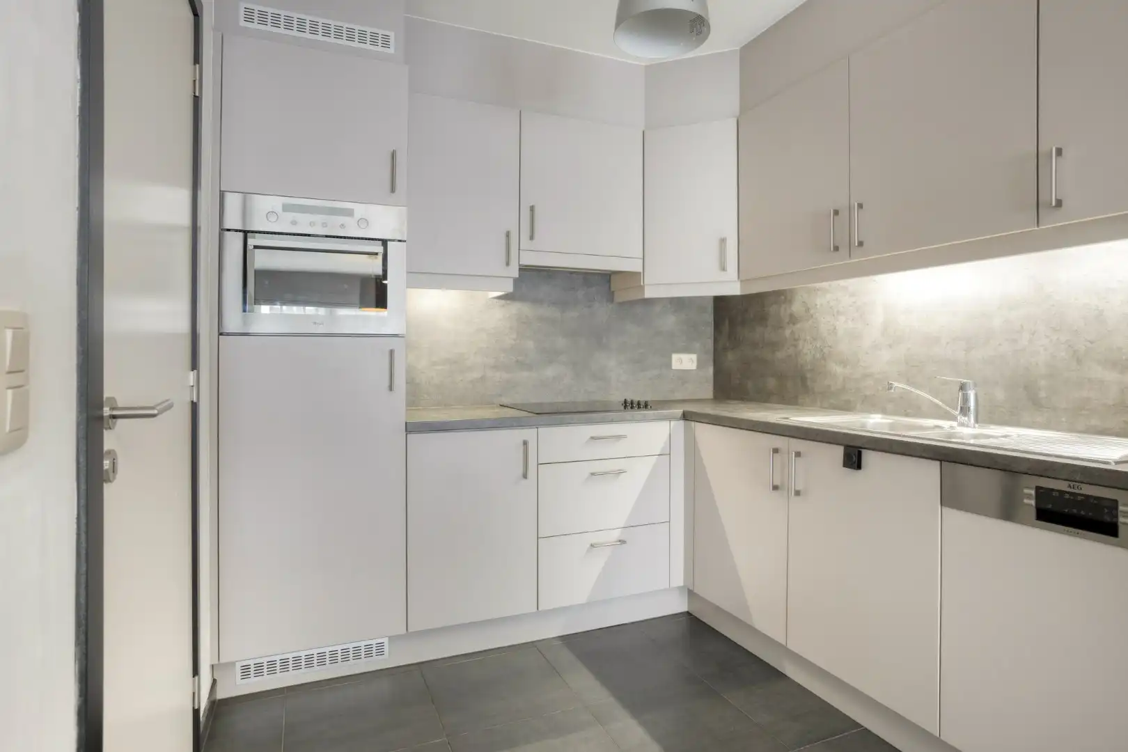 Instapklaar gelijkvloers appartement met 1 slpk, tuintje en autostaanplaats in het centrum ! foto 5