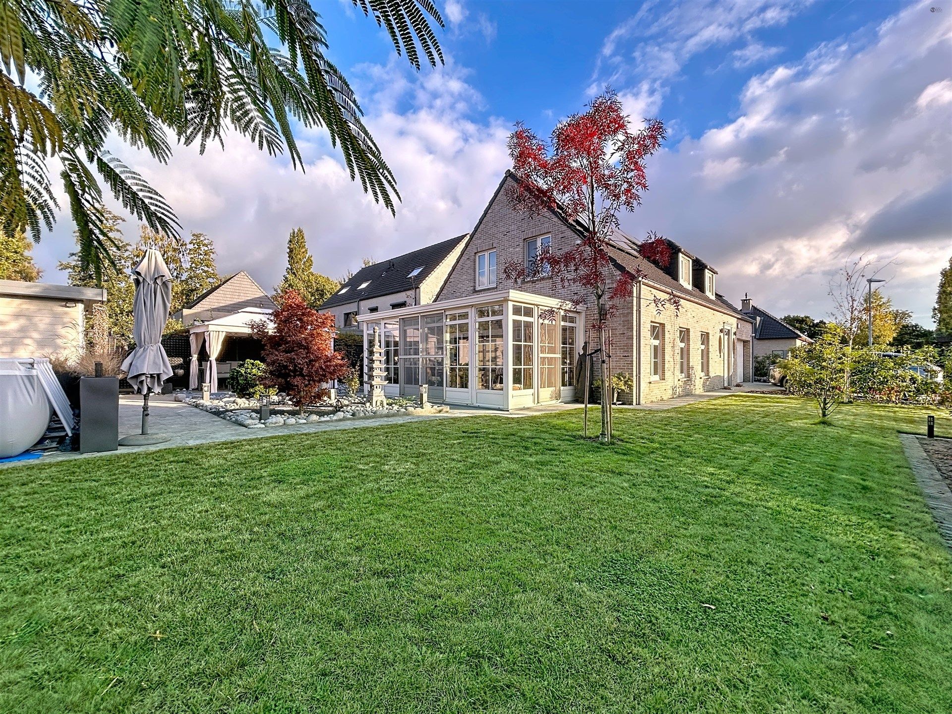 Open bebouwing met 3 slaapkamers en garage op perceel van 644m² foto {{pictureIndex}}