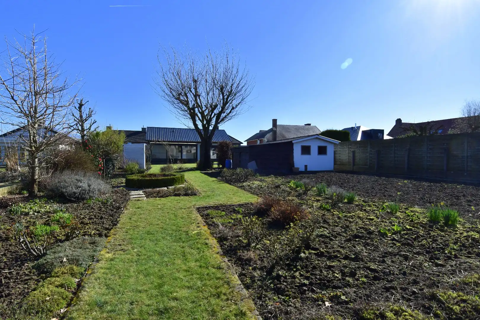 Gelijkvloerse woning met 3 slaapkamers en 2 garages te koop op een perceel van 1087 m² in Wevelgem foto 14