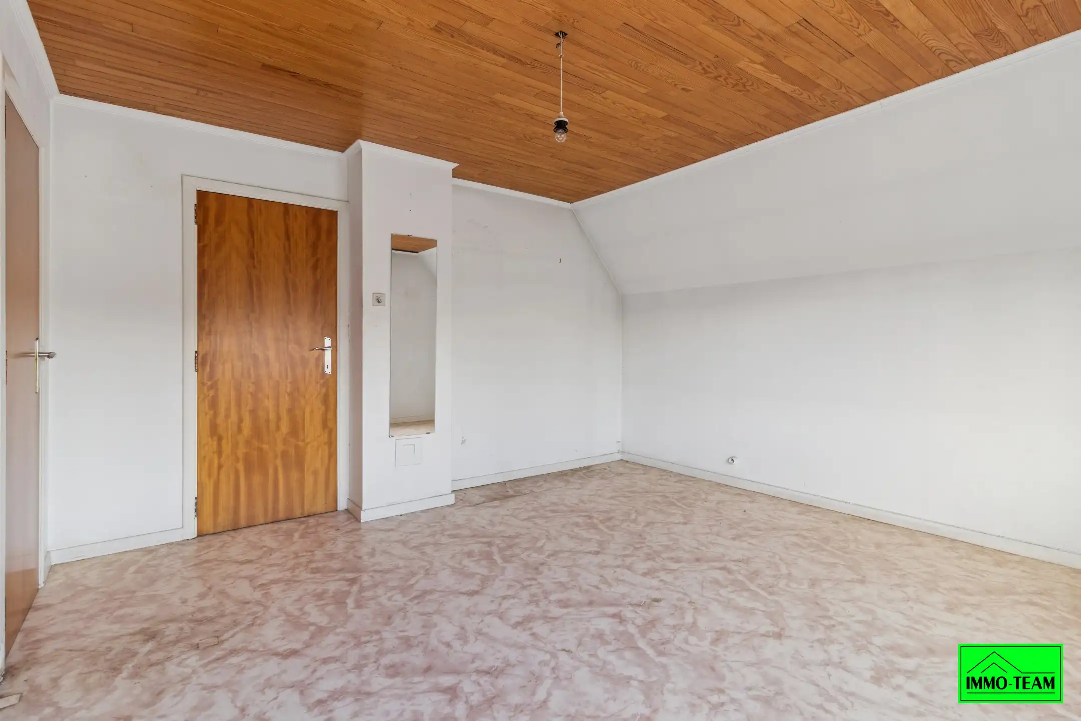 Te renoveren 4-gevel woning met garage en tuin foto 8