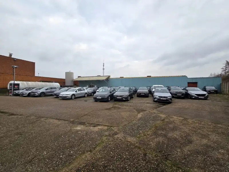 Industriële site met kantoorruimte te huur foto 4