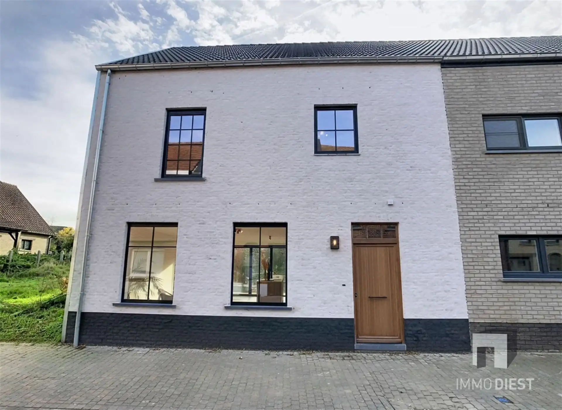 AANKOOP ONDER 2% REGISTRATIE. Charmante, energiezuinige nieuwbouwwoning met zonnige tuin in hartje Zichem. foto {{pictureIndex}}