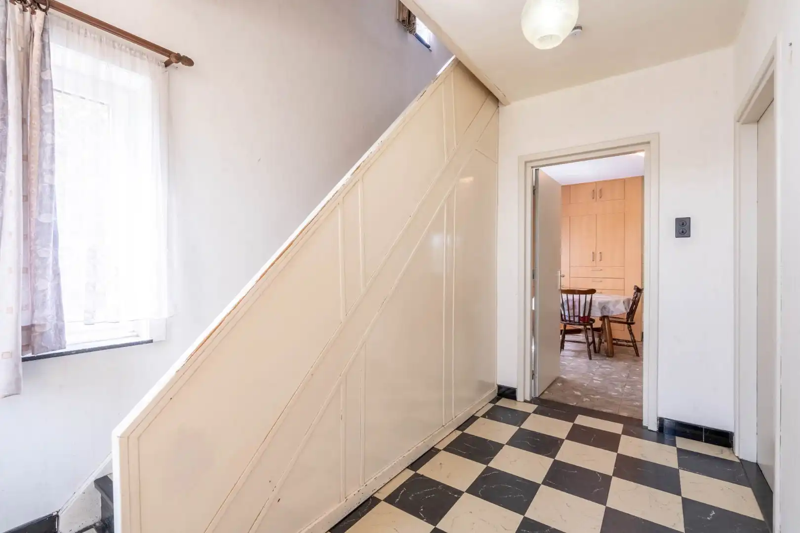 Charmante, te renoveren woning op een perceel van 9a14ca met ruime garage in achtertuin!  foto 4