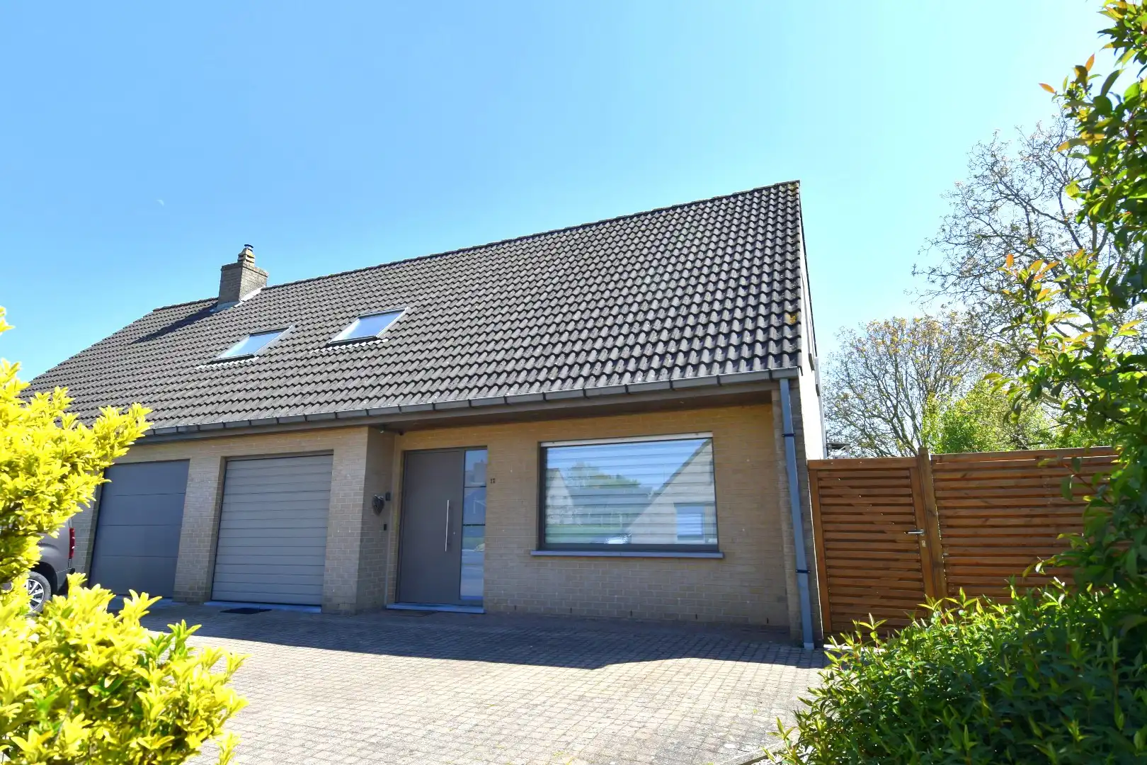 HOB met 3 slaapkamers, garage en een zonnige tuin in woonwijk te Harelbeke foto {{pictureIndex}}