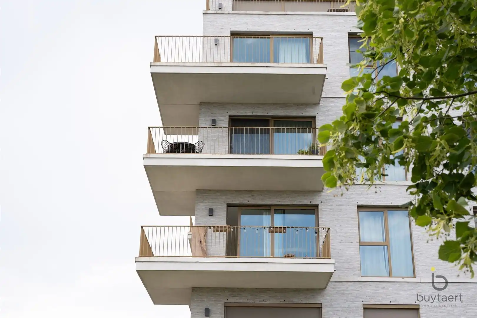 WONEN IN STIJL: een knap 2-slaapkamer appartement op de 3de verdieping met terras te Deurne-Zuid! foto 11