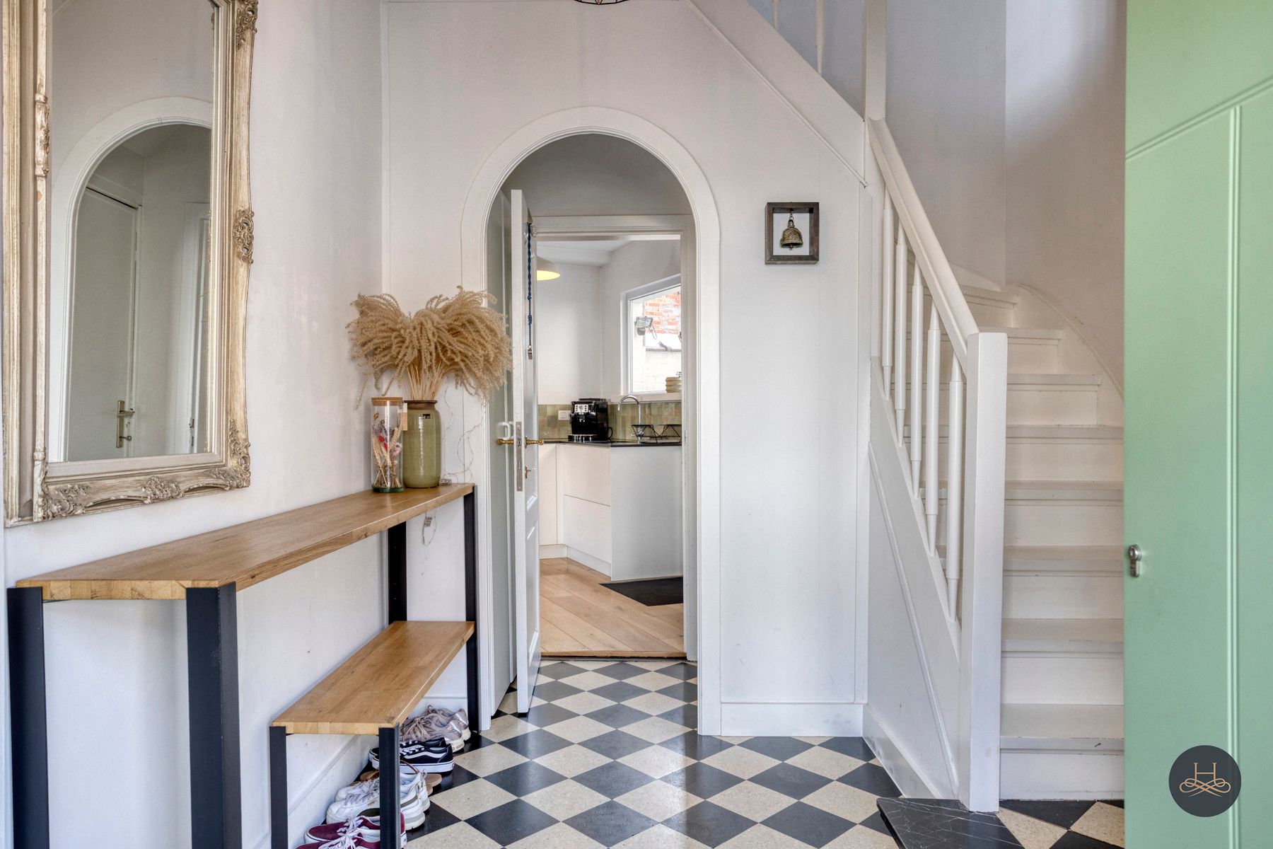 Charmante, volledig gerenoveerde & ruime woning met voortuin foto 3
