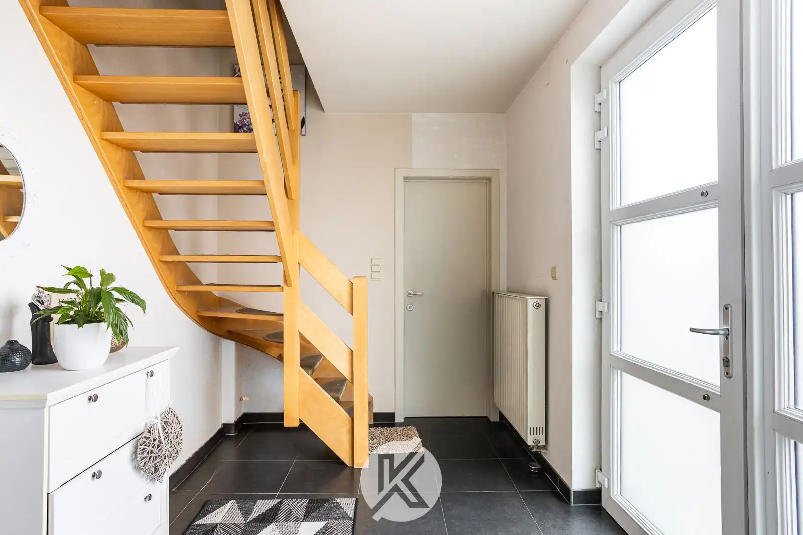 Moderne gezinswoning met aparte garage foto 4