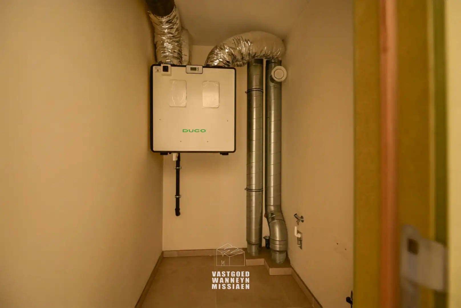 Moderne energiezuinige halfopen woning met 3 slaapkamers, tuin en carport foto 16