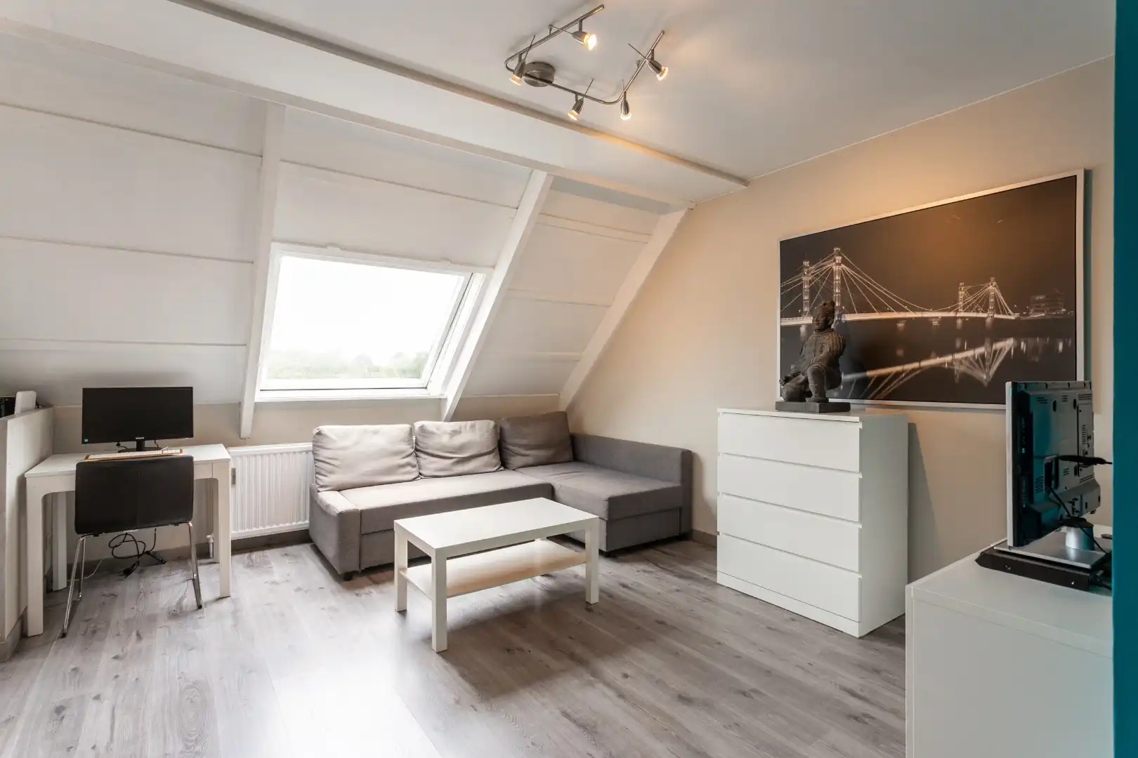 Instapklare studio met aparte slpk. en staanplaats foto 2
