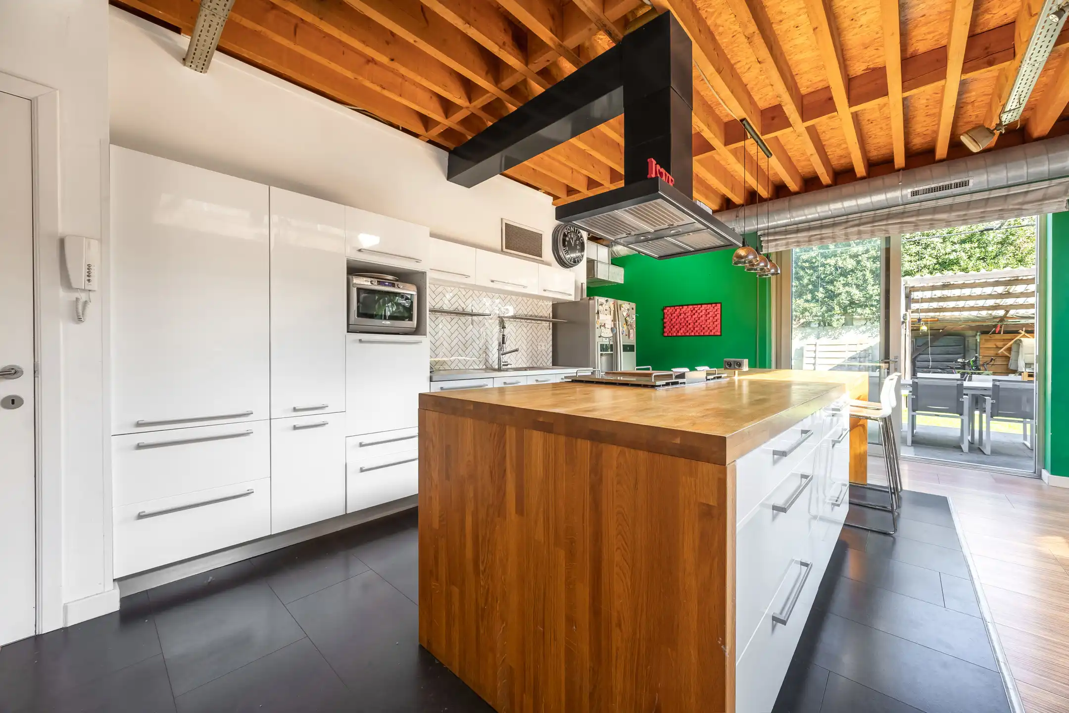 Verborgen loftwoning met tuin, parking & laadpaal in Deurne foto 4