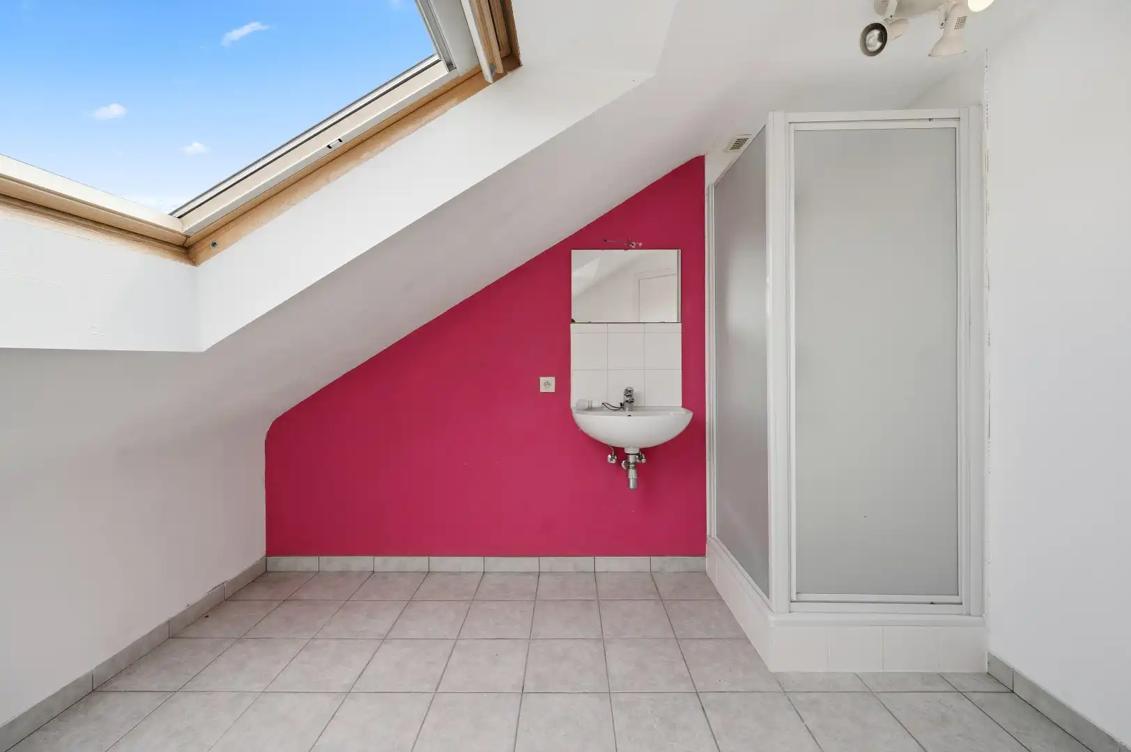 Instapklare rijwoning uit 2009 met 3 slpks, zonnig terras, tuin en 2 autostaanplaatsen foto 14
