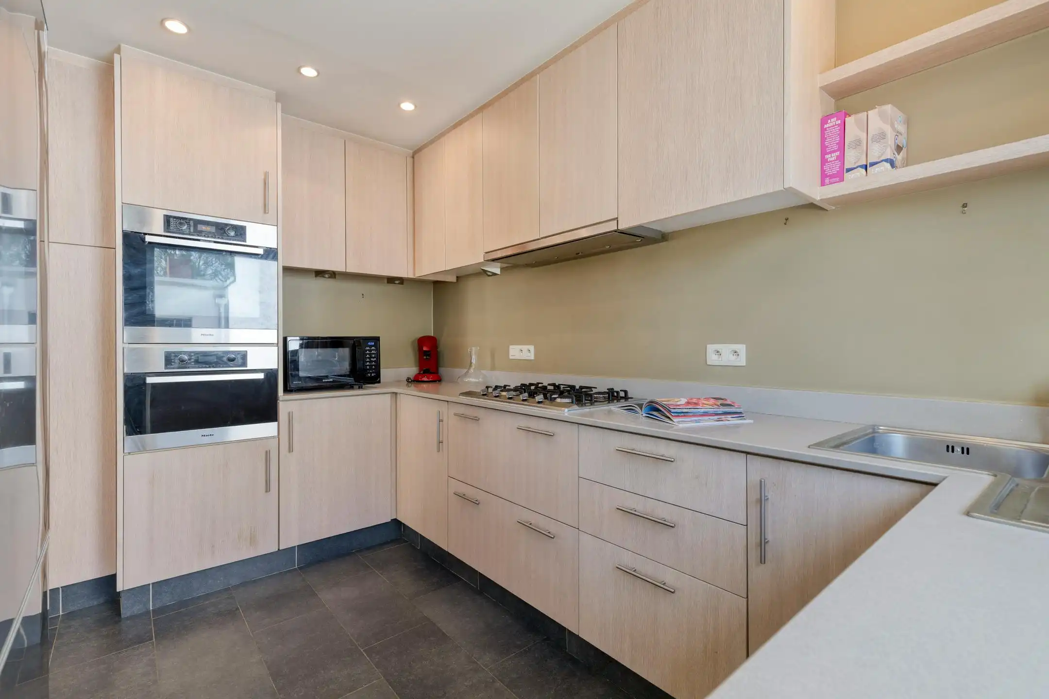 Instapklare woning met 4 slaapkamers te koop in hartje Zwijnaarde foto 7