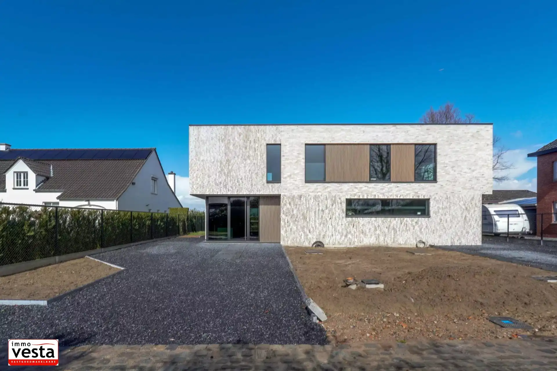 ruime nieuwbouwwoning in de landelijke stadrand foto 2