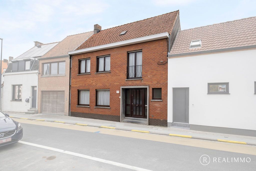 Hoofdfoto van de publicatie: Stevige te renoveren woning in hartje Zwevegem!