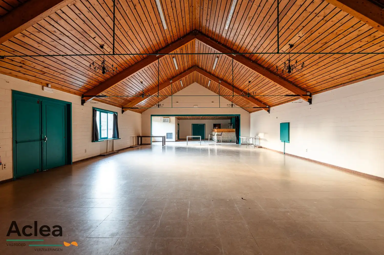 Multifunctionele eigendom bestaande uit café met appartement en feestzaal foto 16