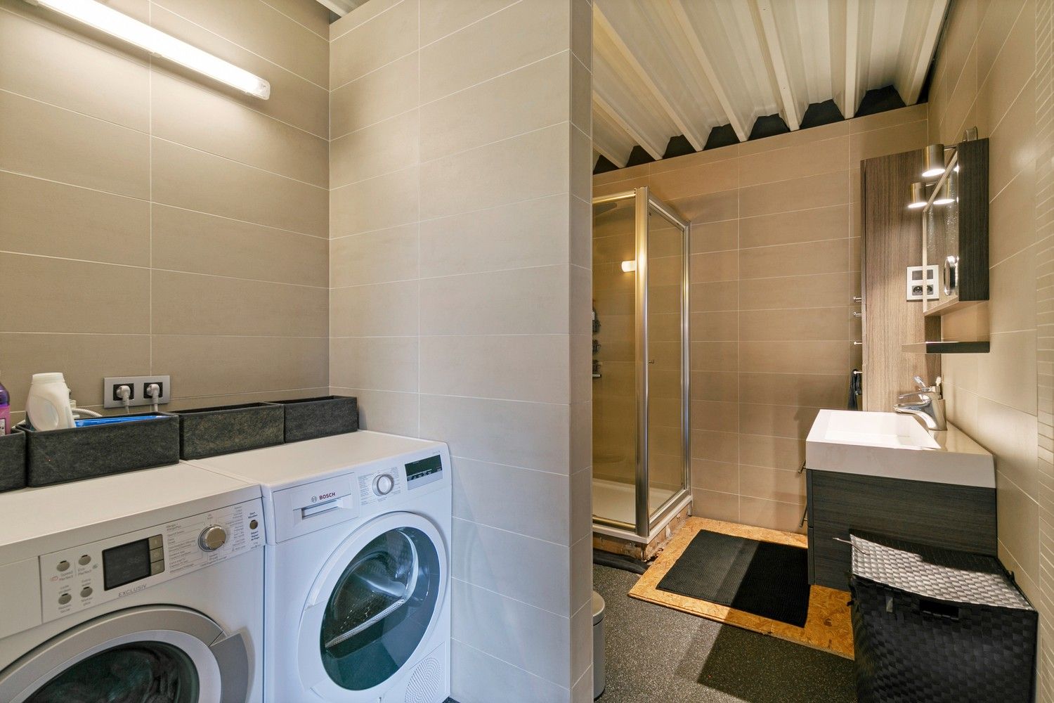 Handelsruimte met luxe duplex-appartement en verhuurde loodsen op het industrieterrein in Lanaken foto 43