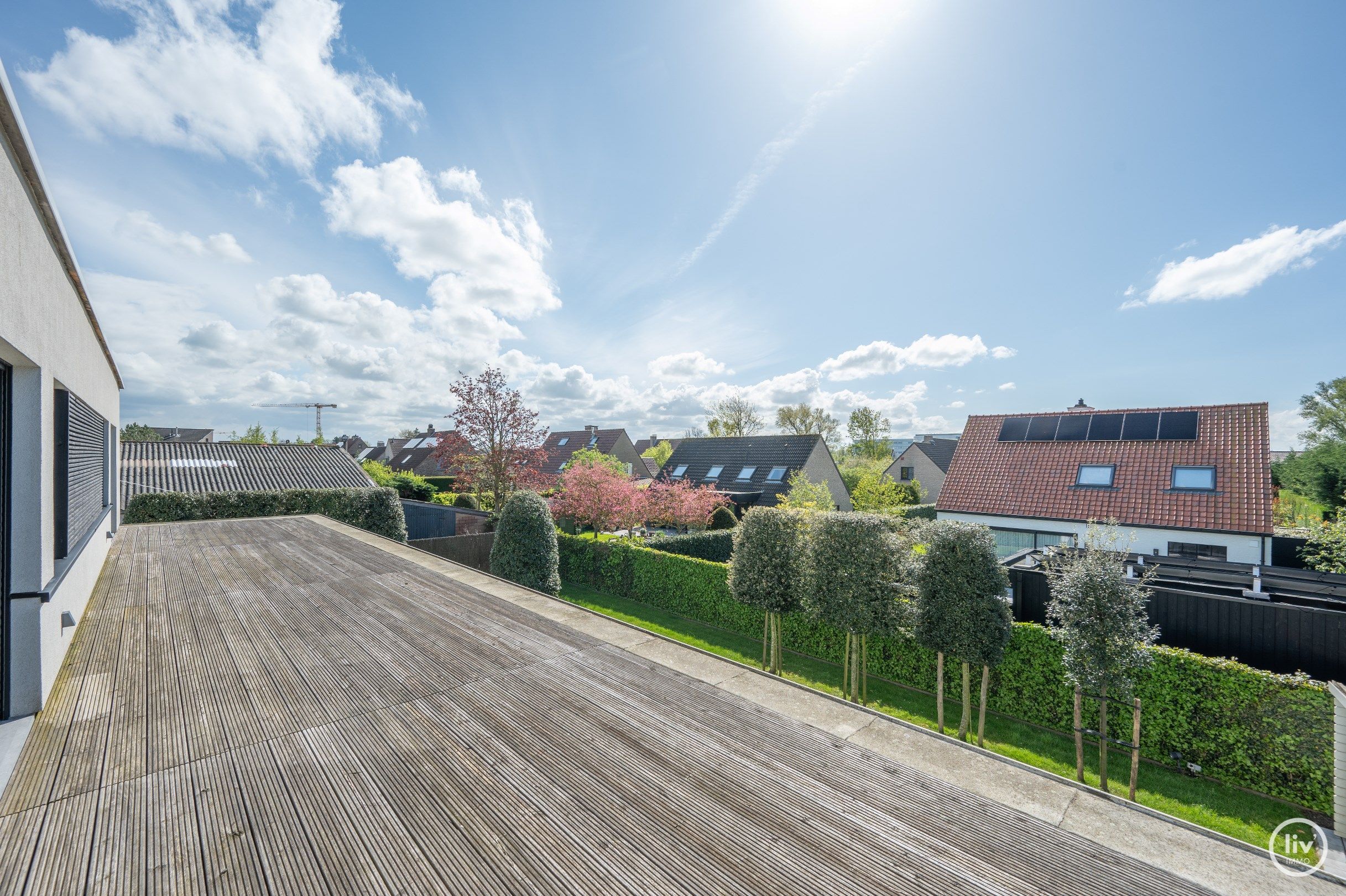 Moderne villa (2017) genietend van veel lichtinval en voorzien van heel wat comfort gelegen vlakbij het centrum van Knokke. Garage voor 6 wagens toegankelijk vi foto 14