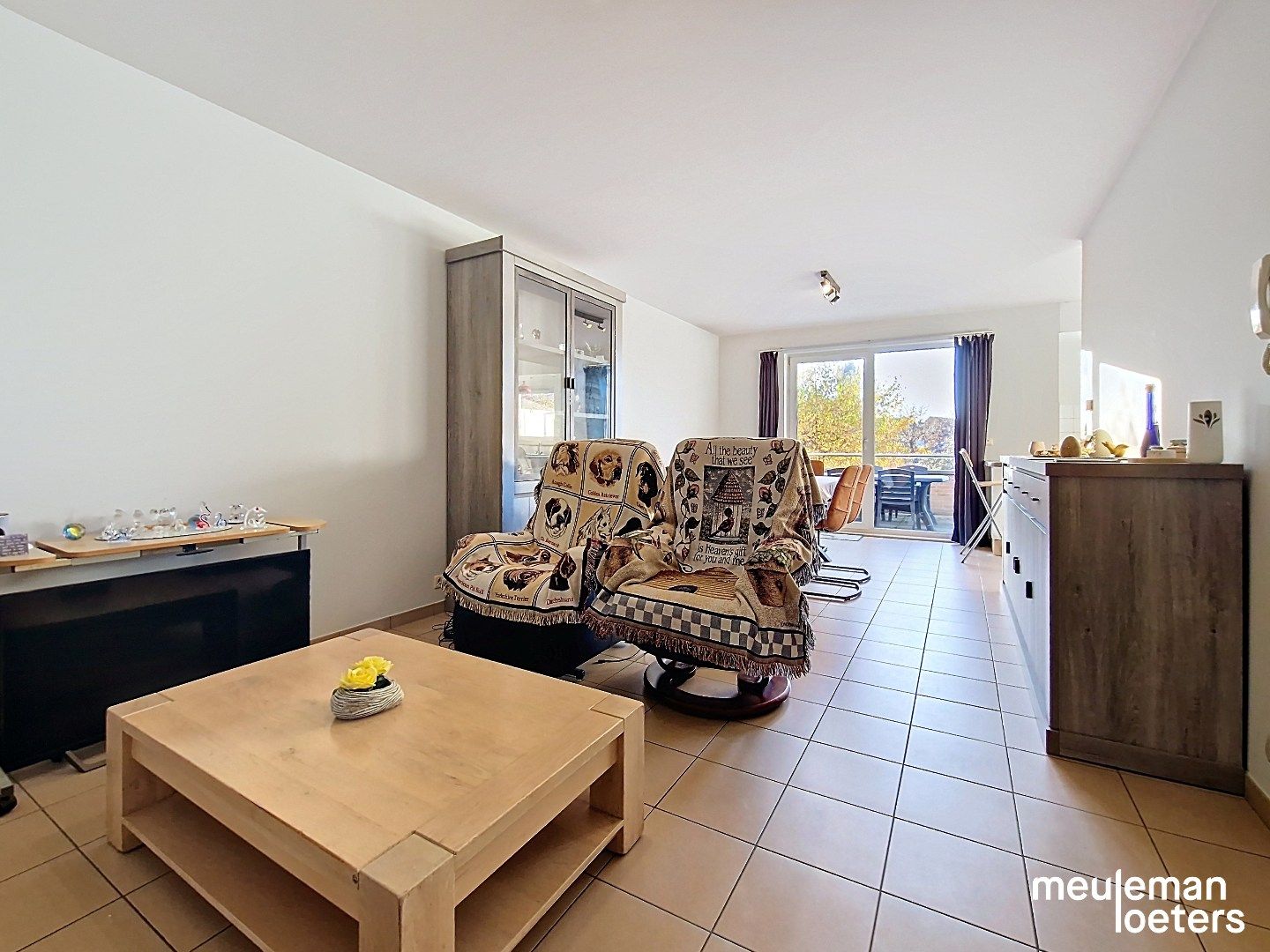 Lichtrijk appartement met terras en parking foto 8