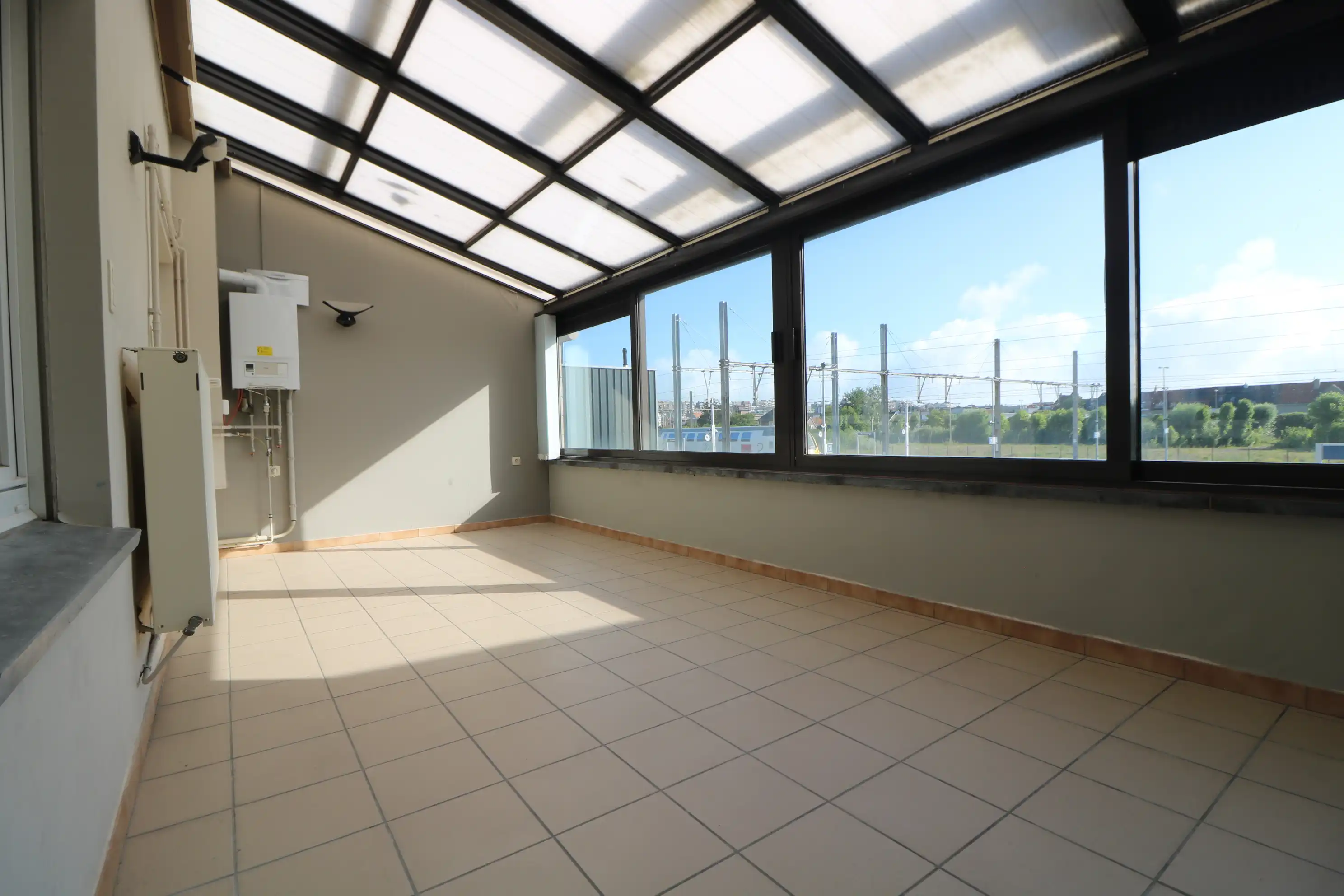 Lichtrijk appartement met 1 slaapkamer en grote veranda, op wandelafstand van het centrum. foto 5