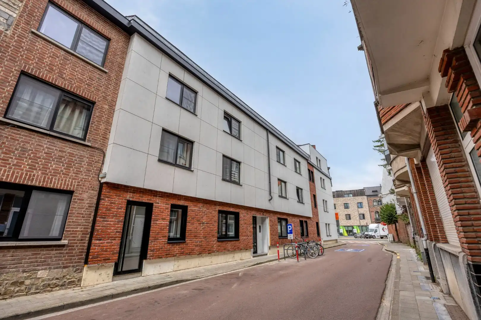 Volledig gerenoveerde en gemeubelde studentenkamers met privé-sanitair.  foto 5