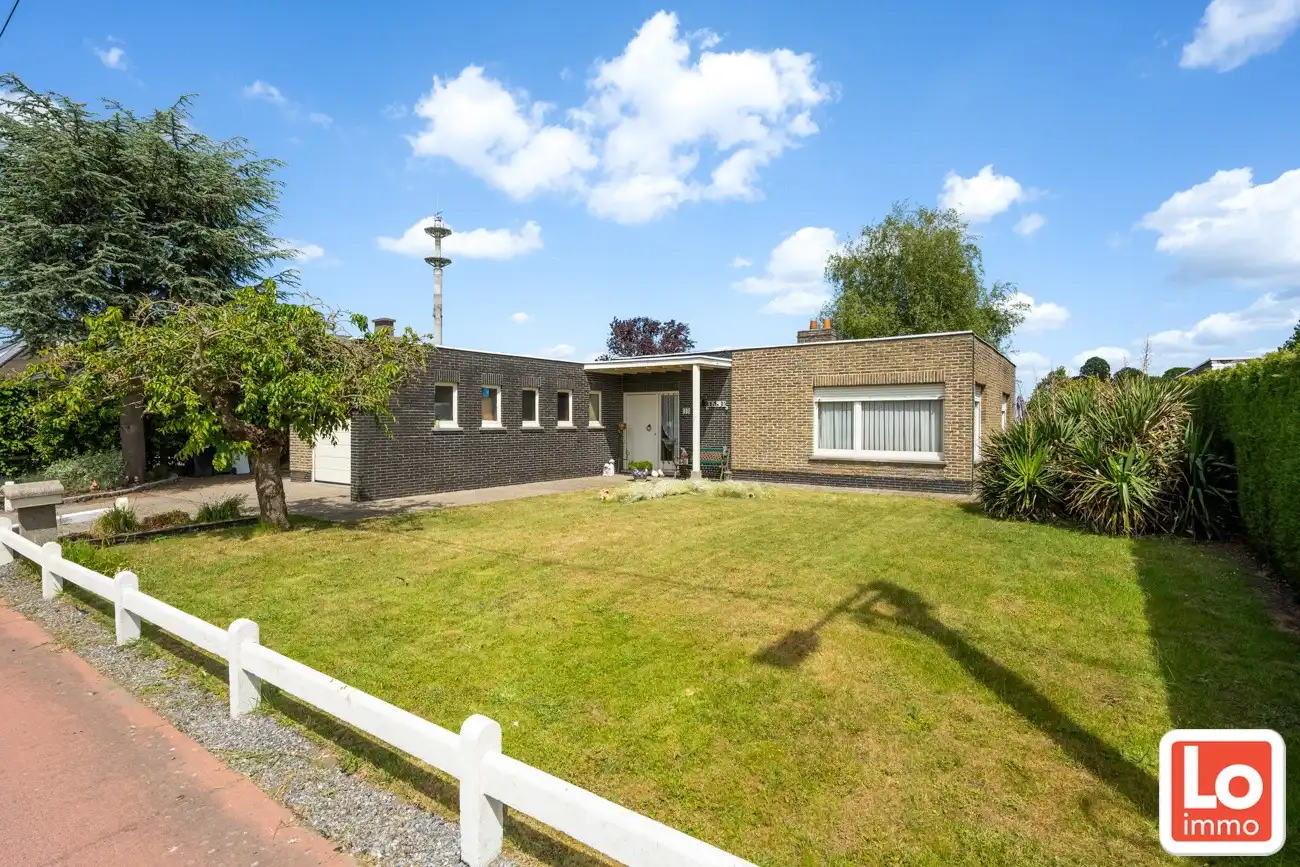 Hoofdfoto van de publicatie: IN OPTIE! Te renoveren gelijkvloers woning met een open zicht op de achterliggende velden.