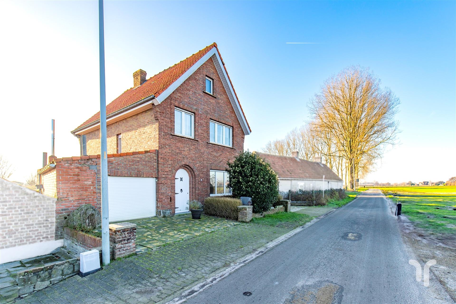 Landelijk gelegen woning met potentieel foto 2