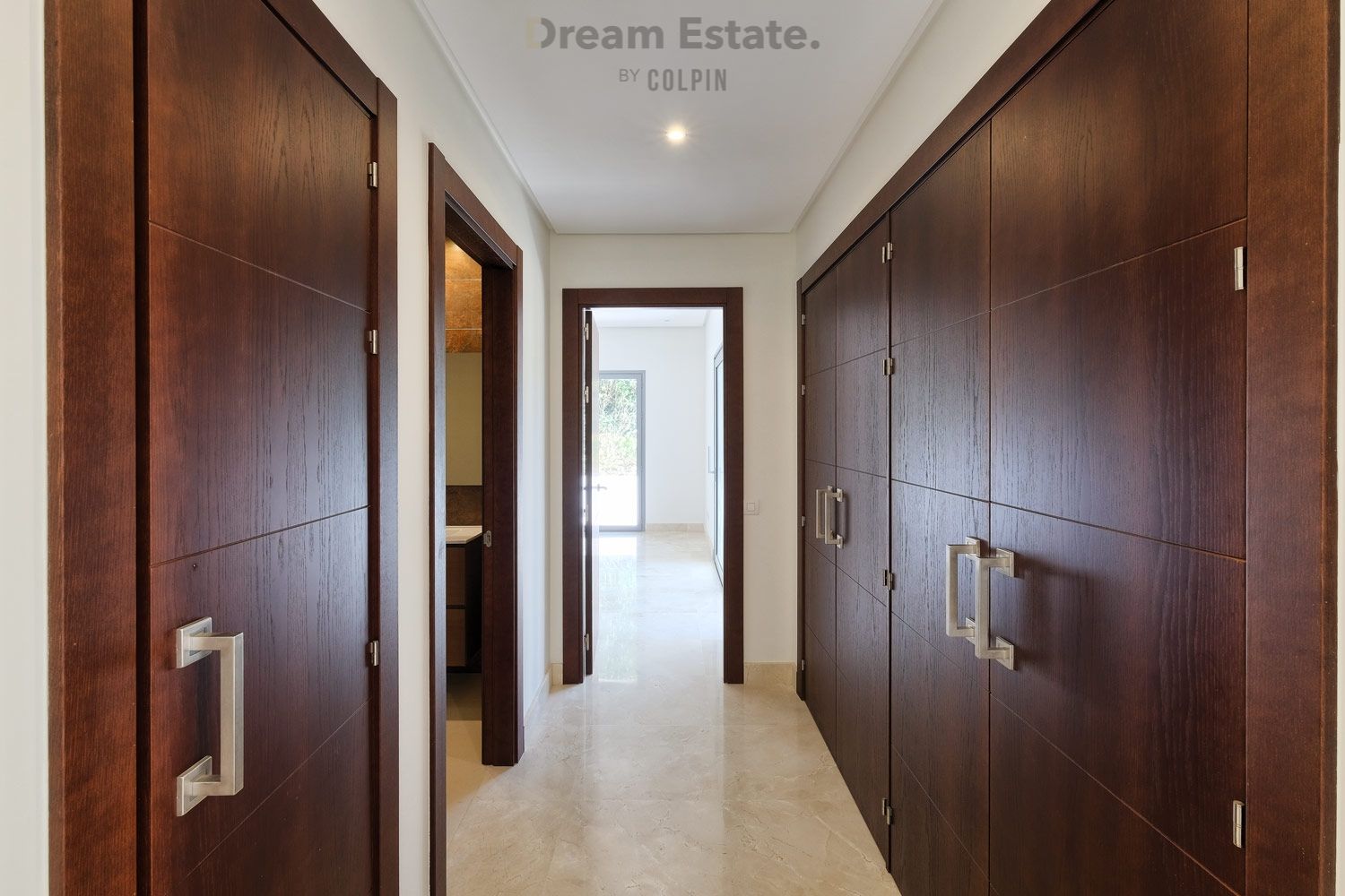 Nieuwe moderne villa met uitzicht op zee en bergen. foto 19