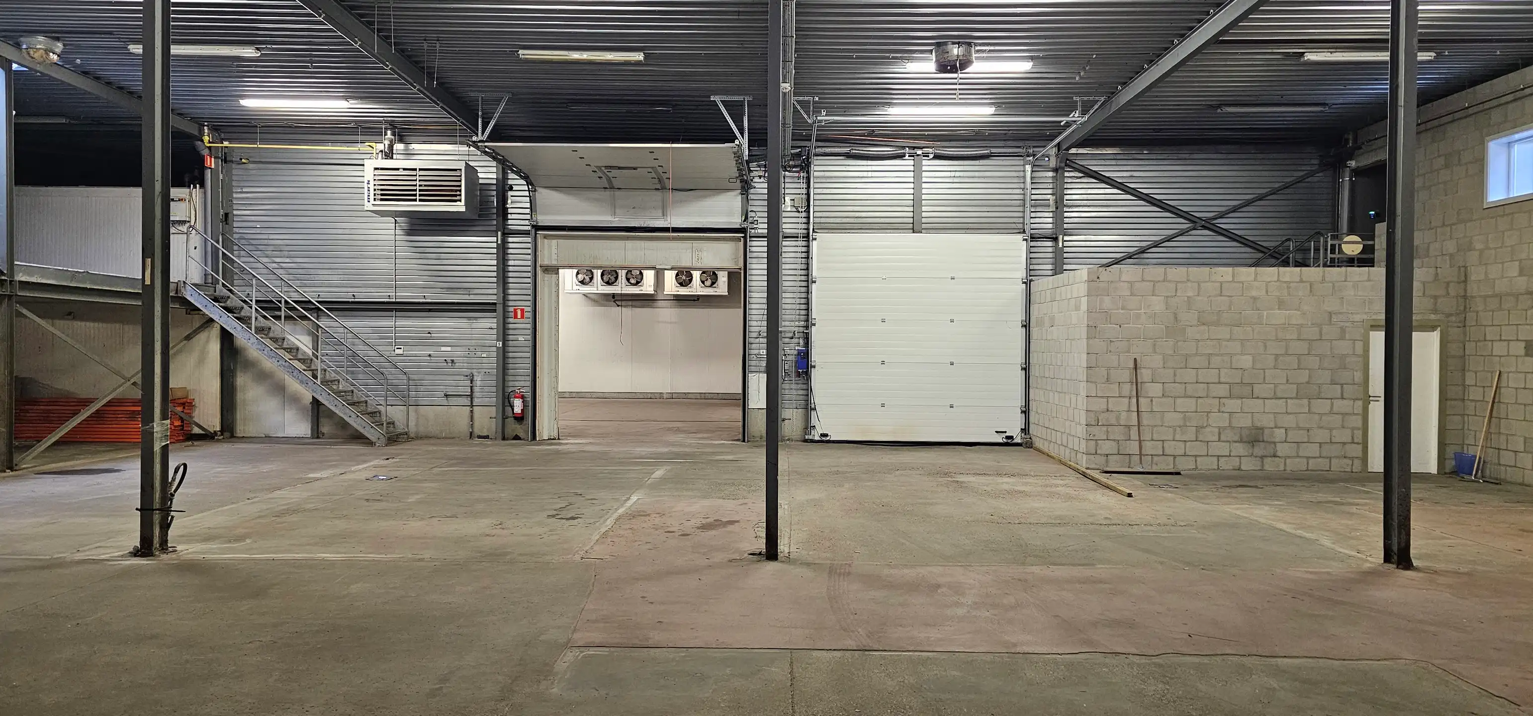 TE HUUR: magazijn/werkplaats van 930m² in Diest foto 5