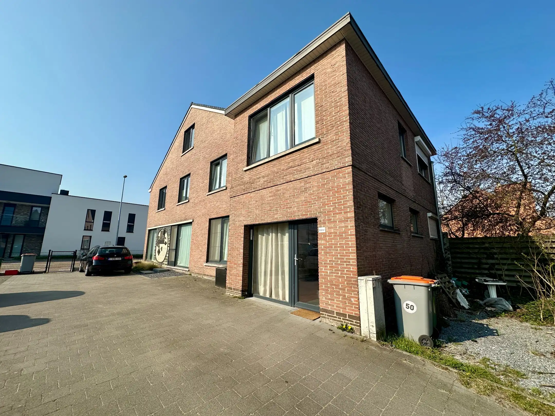 3 slaapkamer triplex met 2 staanplaatsen foto {{pictureIndex}}