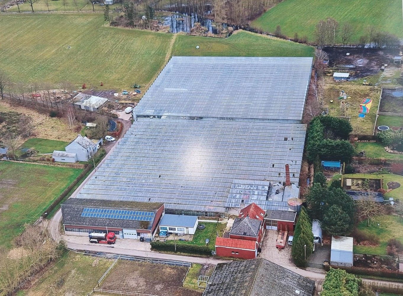 Rustig gelegen woning met grote loods van 480m² op een perceel van 1,9 hectare grond foto 2