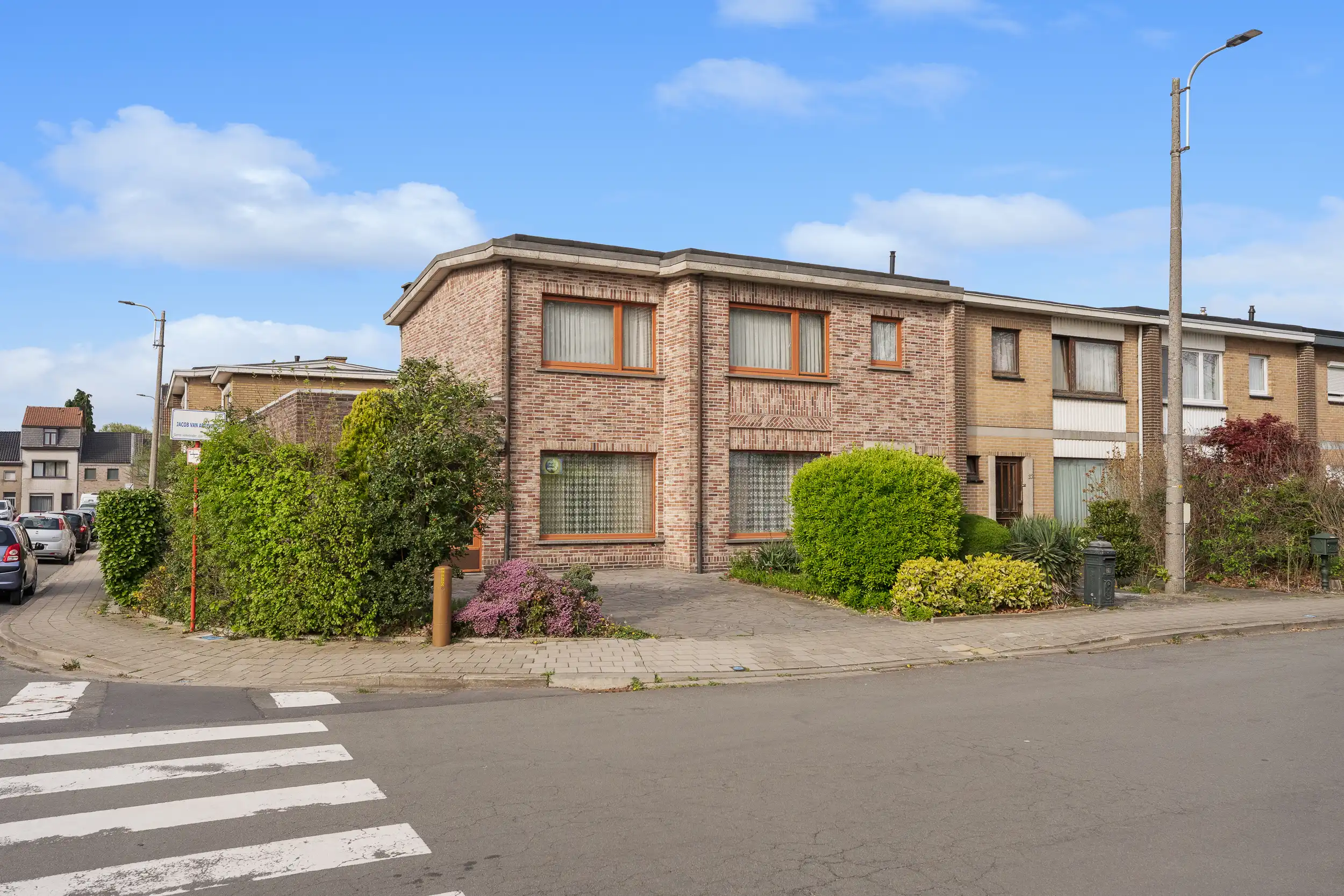 Ruime halfopen woning met 4 slaapkamers in centrum foto 2