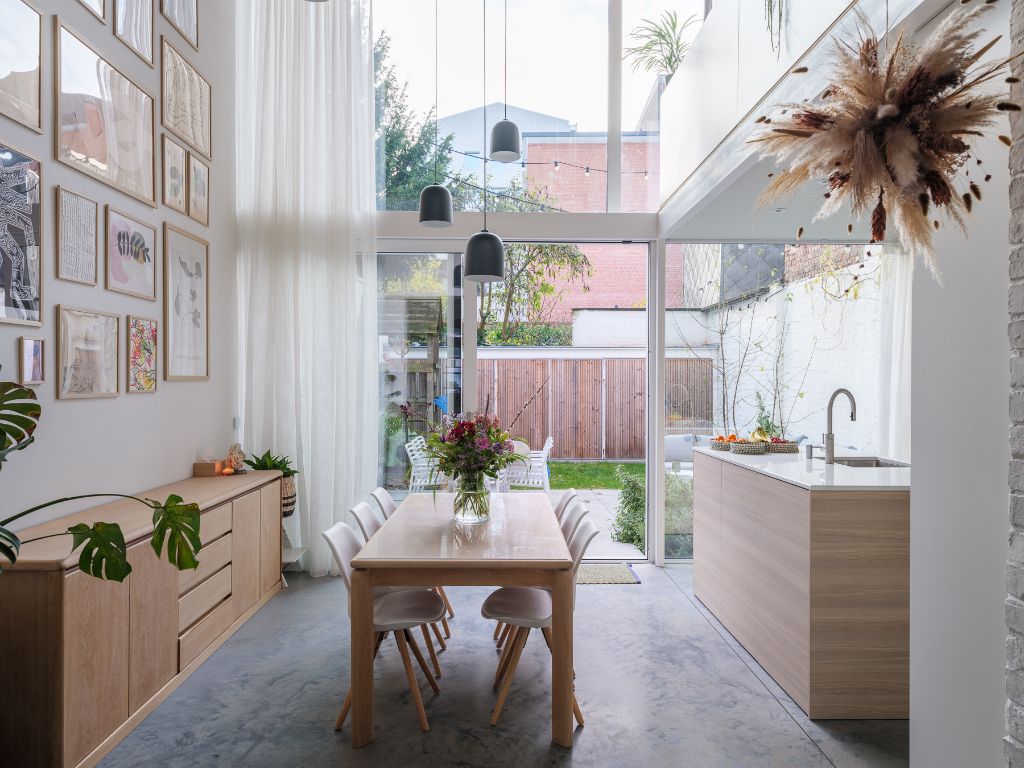 Prachtig gerenoveerde (Volt Architecten) interbellumwoning met vier slaapkamers, twee badkamers en zonnige stadstuin nabij de Bijloke. foto {{pictureIndex}}