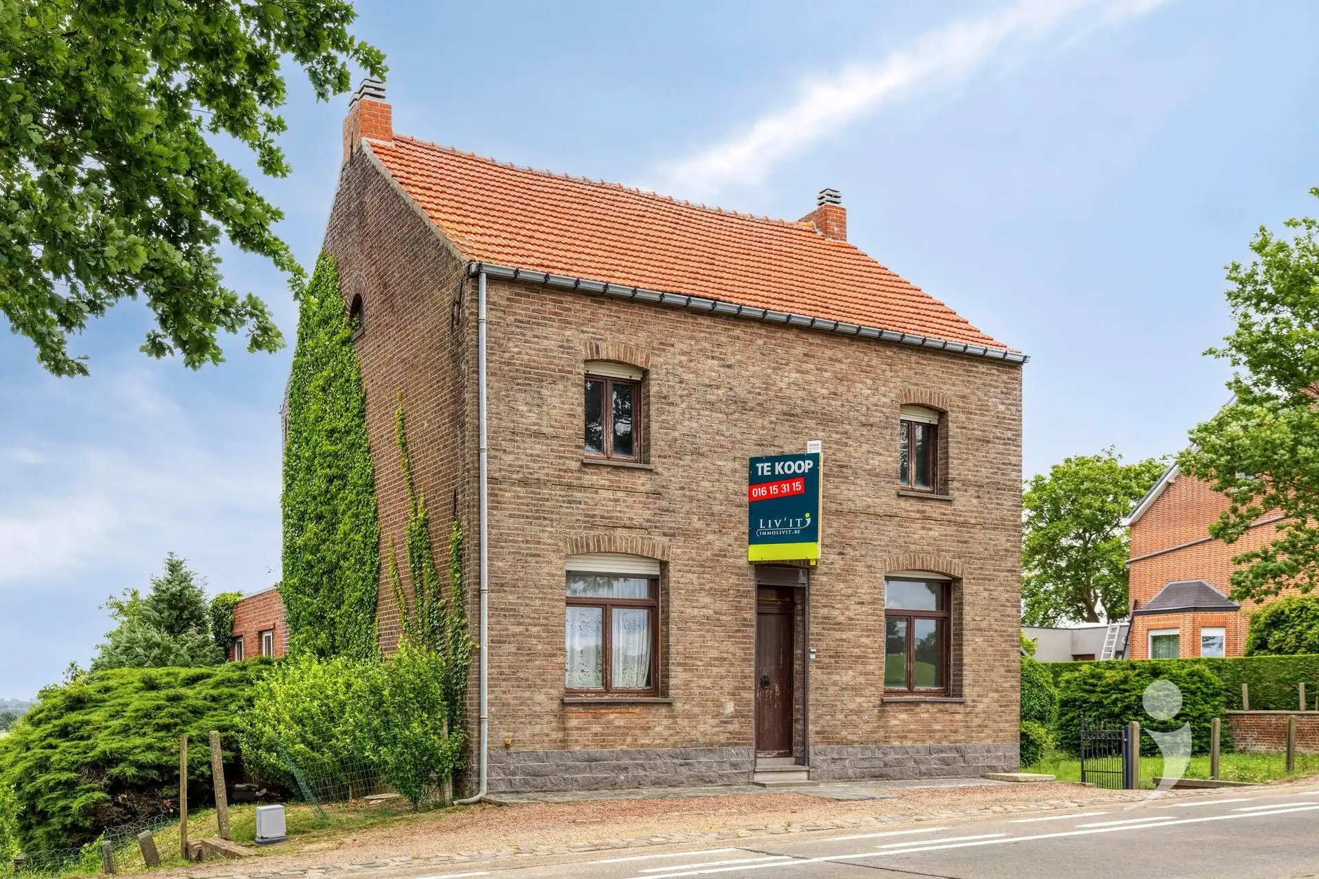 Ruime te renoveren woning met vergezicht foto 26