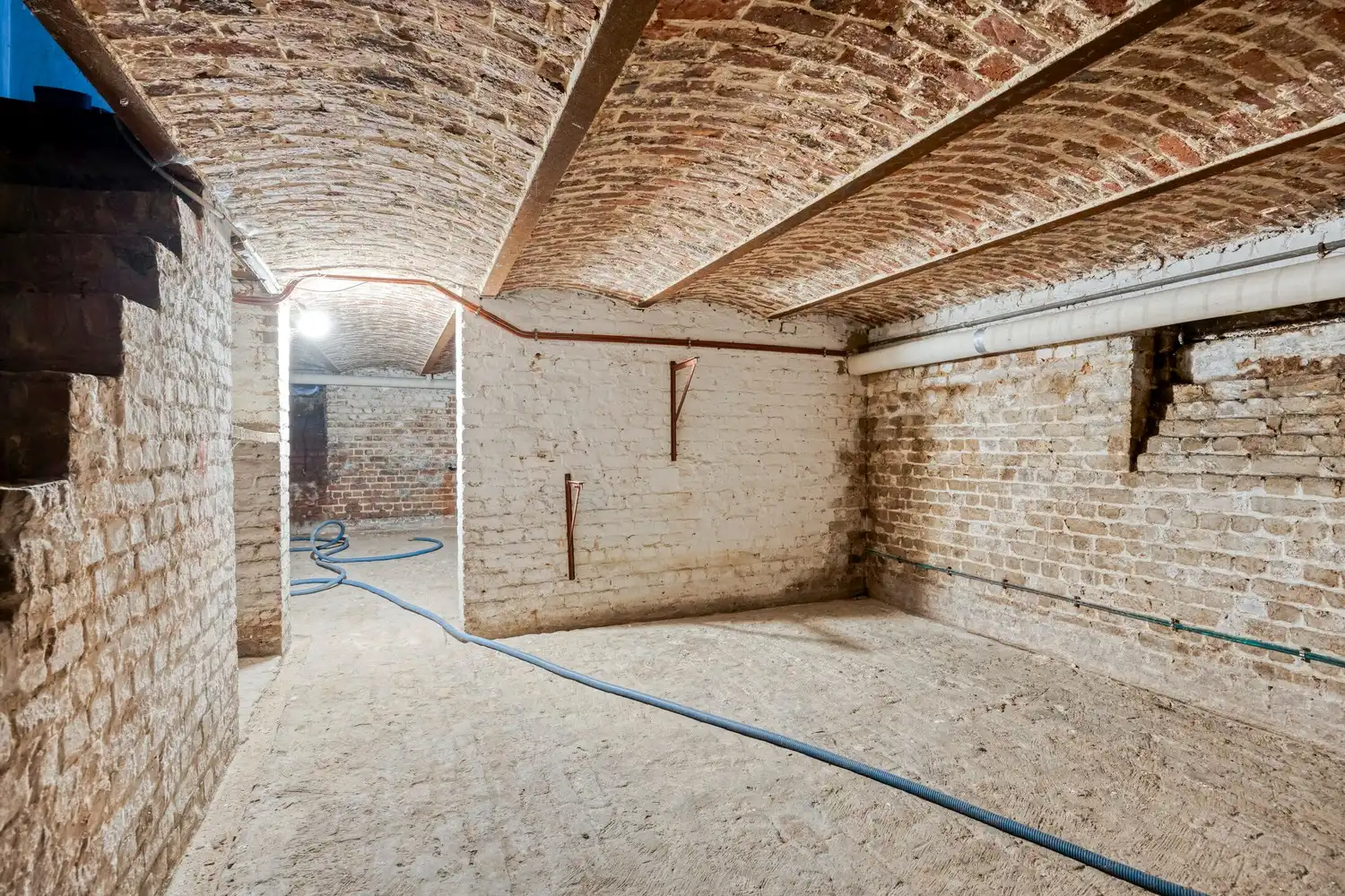 Te renoveren woning met veel potentieel gelegen in het centrum van Sint-Pieters-Leeuw foto 22