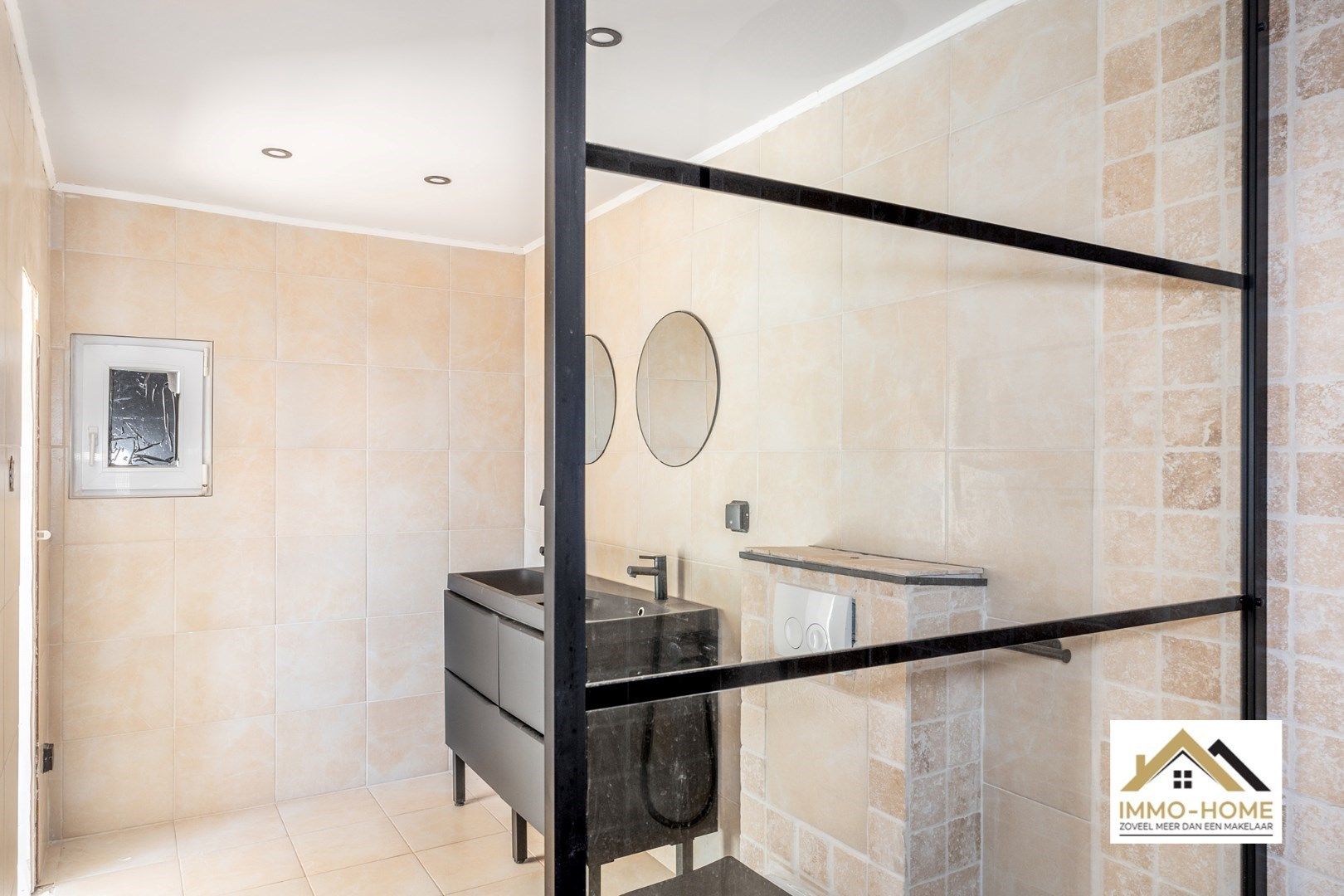 Deels gerenoveerde woning vol potentieel  foto 2
