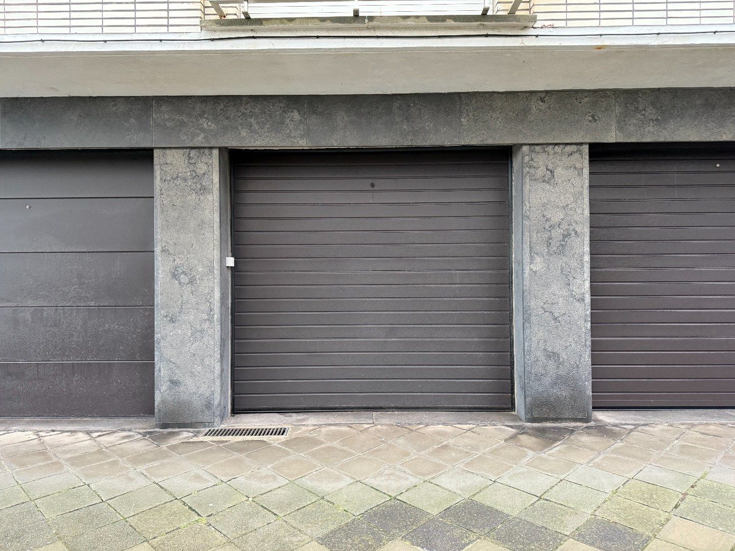 GARAGEBOX MET VOORLIGGENDE PARKEERPLAATS foto {{pictureIndex}}