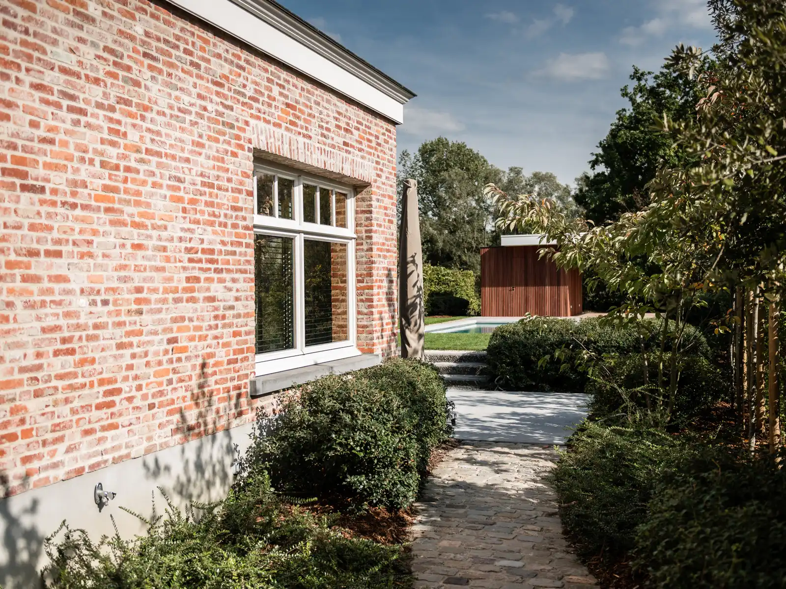 Exclusieve instapklare woning met zwembad en open groenzicht foto 4