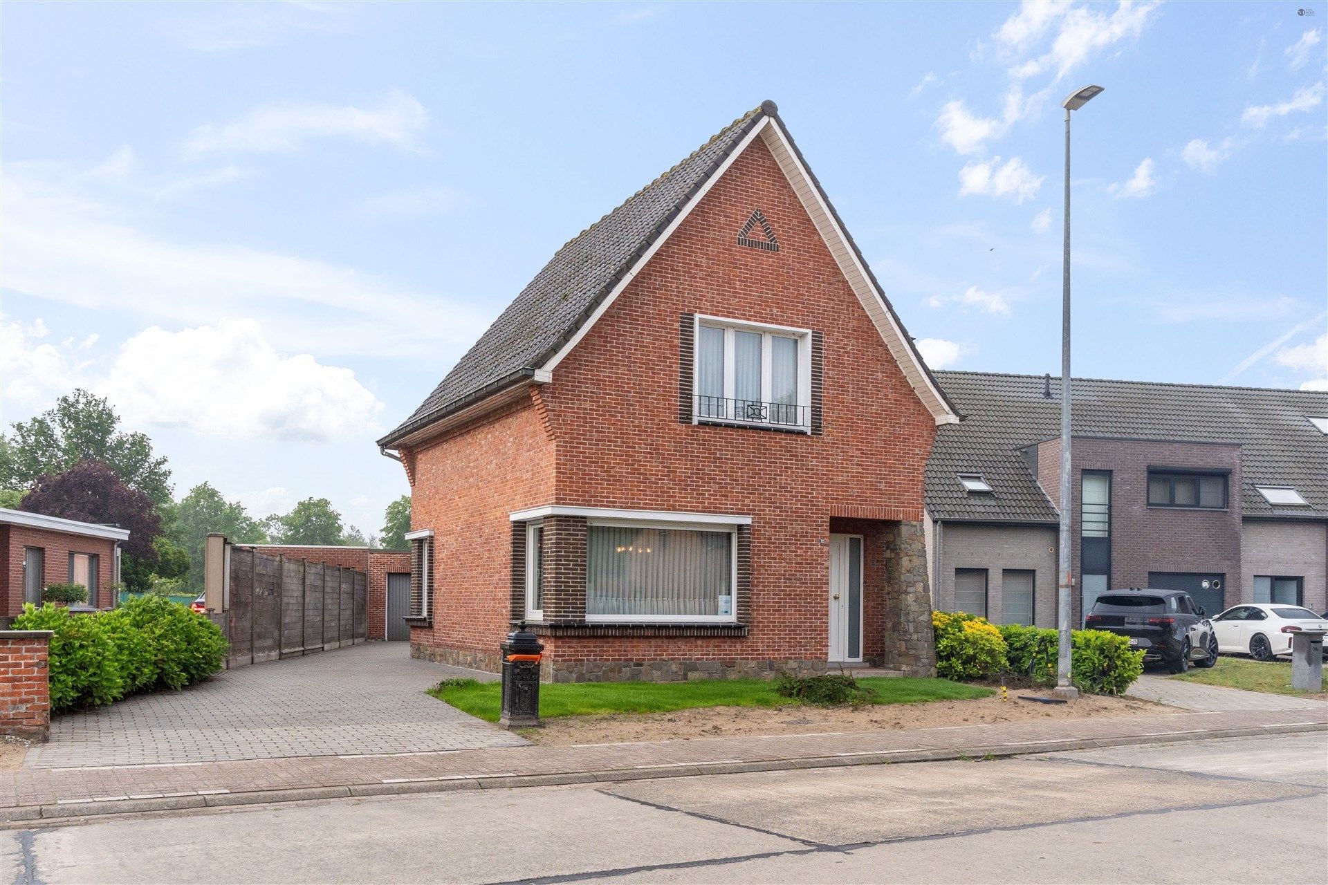 degelijke open bebouwing op 827m² grond foto 1