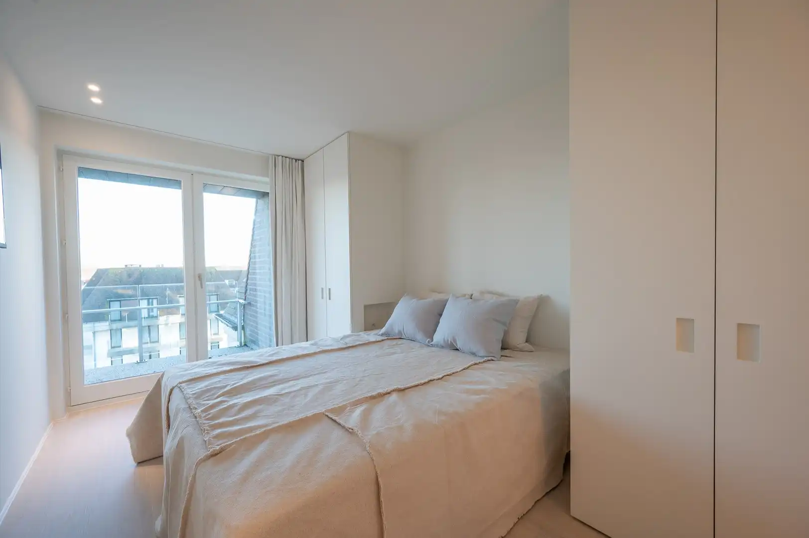 Magnifiek appartement op de wandeldijk in het Zoute, met adembenemend frontaal zeezicht. foto 14