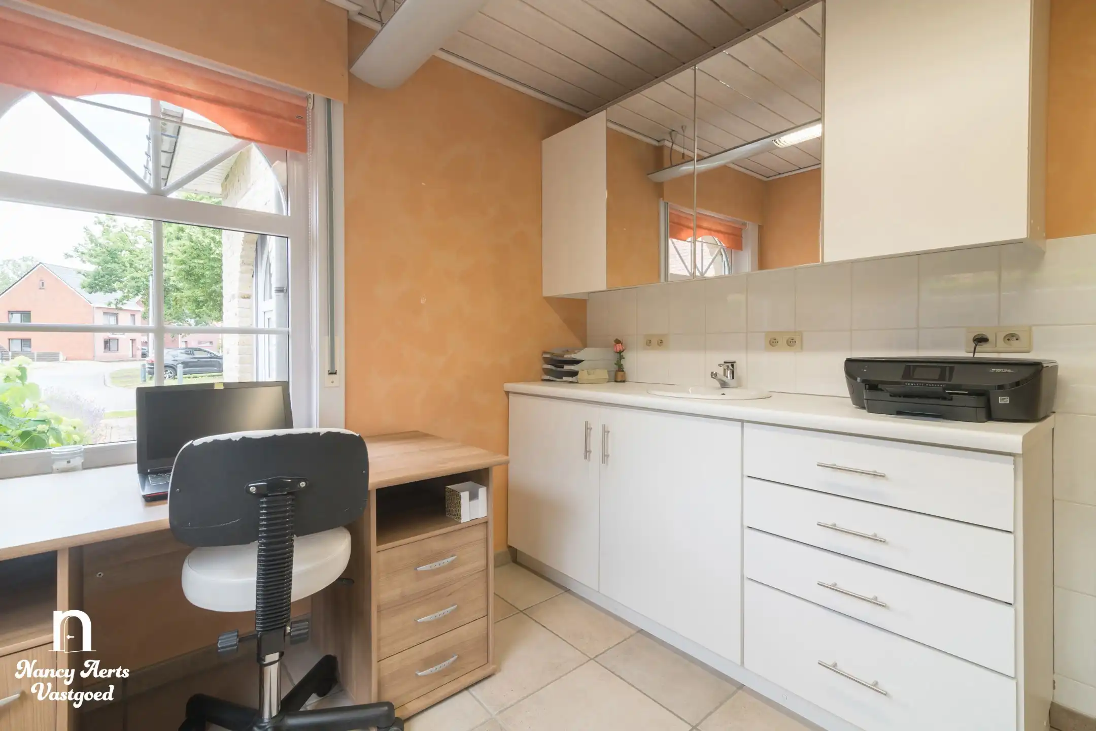 Ruime villa met praktijkruimte, kelder en zonnige tuin foto 52