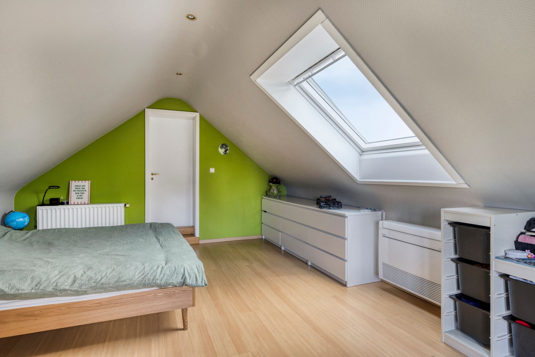 Open bebouwing met 3 slpkmrs, zonnepanelen en praktijkruimte foto 17