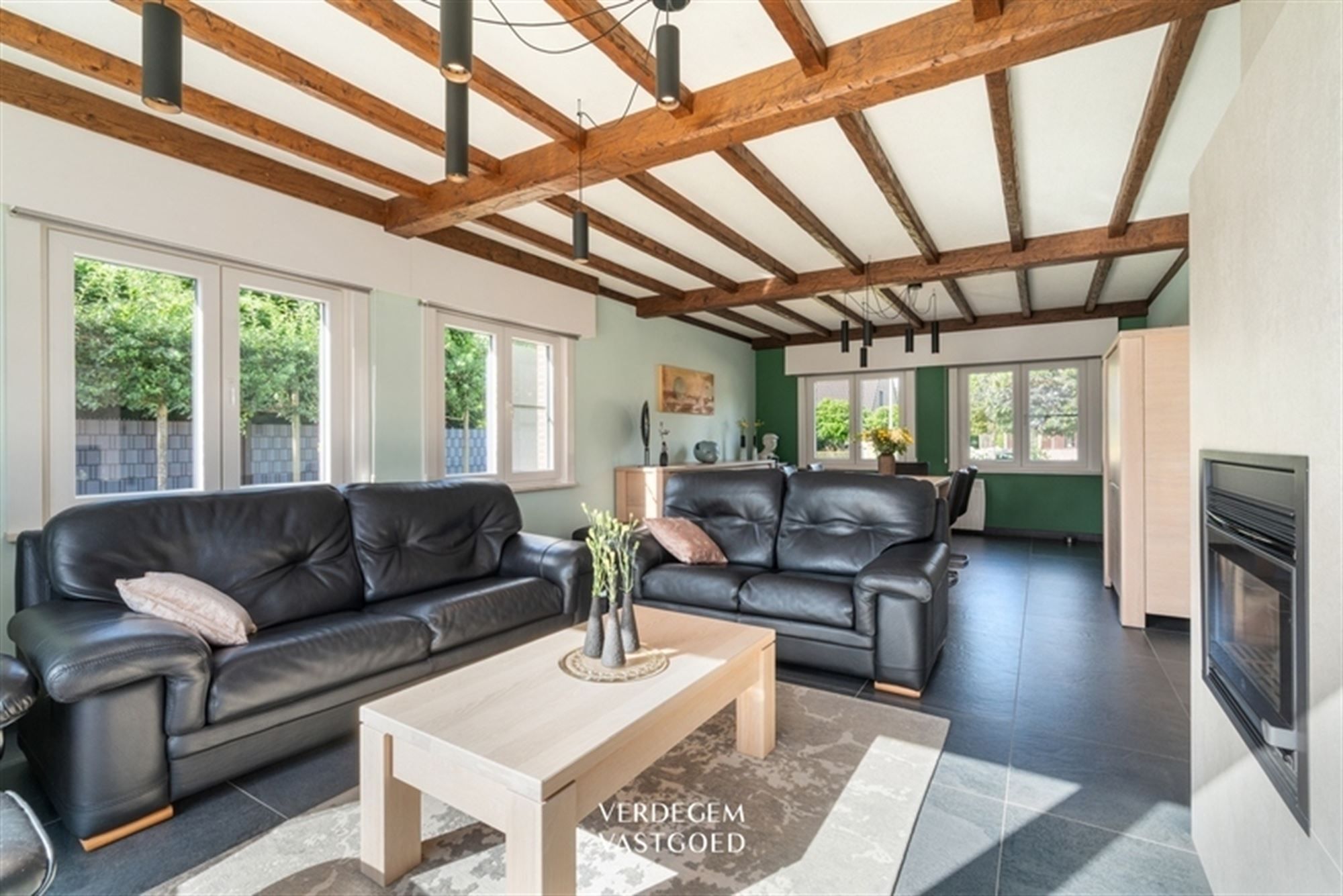 Prachtige villawoning in landelijke stijl met 3 slaapkamers, 3 garages en geniettuin foto 4