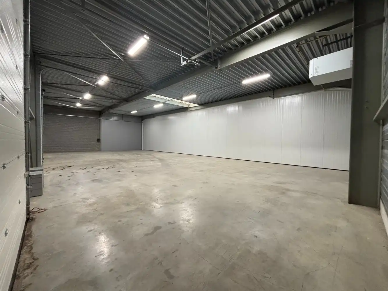 300m² opslagruimte met kantoor foto 7