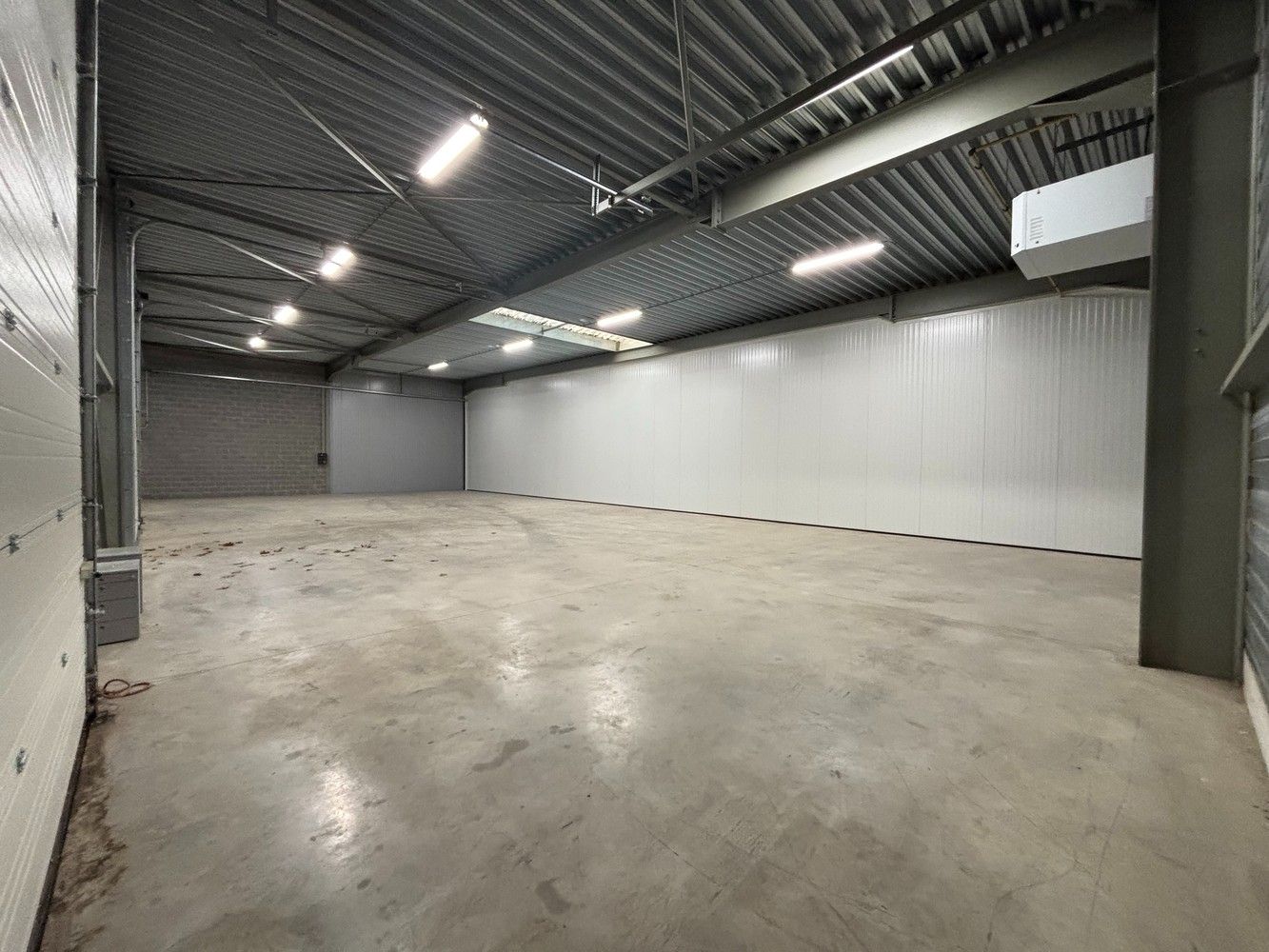 300m² opslagruimte met kantoor foto 7