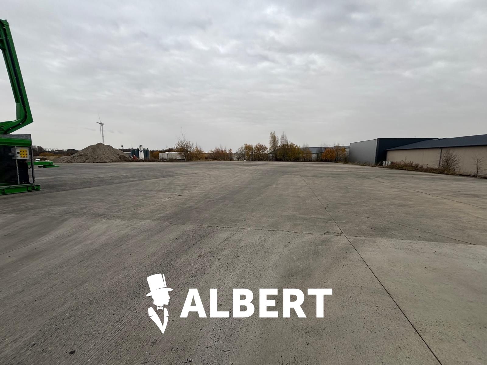 Industriële site met kantoorgebouw en hallen foto 17