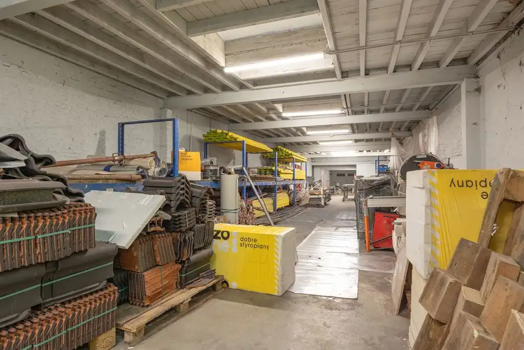 Ruim magazijn met buitenruimte foto 7